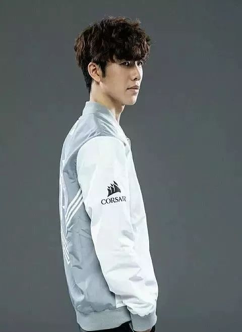 Anyone's Legend . Shanks 新年祝福：在农历新年的第三天，祝大家幸福安康